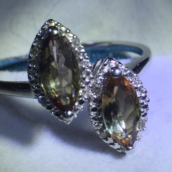 Kaleidoscope of fall colours in white gold diamond - Picture 1 of 4