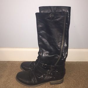 Black boots with buckle