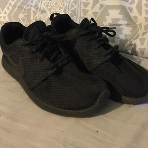 Black Nike Roshe
