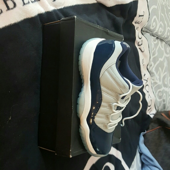 Jordan retro 11 low georgetown 6.5. I CAN TRADE. - Picture 3 of 4