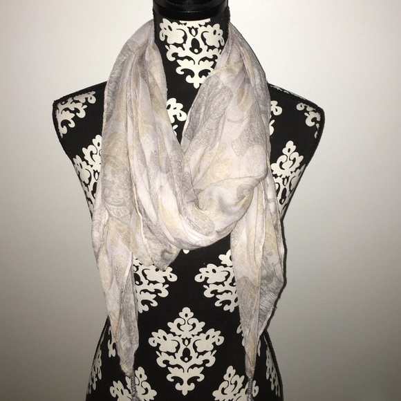 Geometric elephant scarf with tassels
