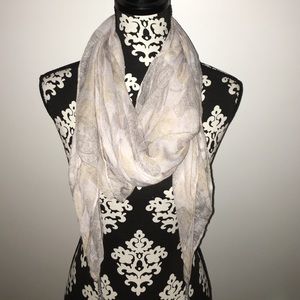 Geometric elephant scarf with tassels
