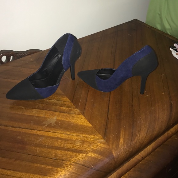 Black and navy pump