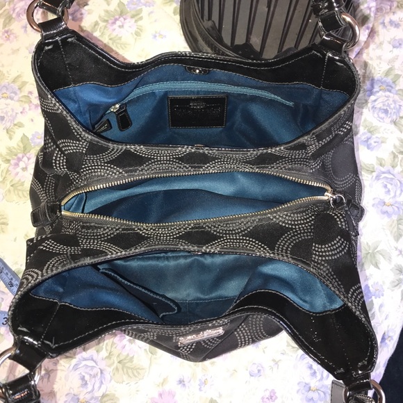 Elegant Classic Coach Purse w/ Blue Satin Lining - Picture 4 of 4