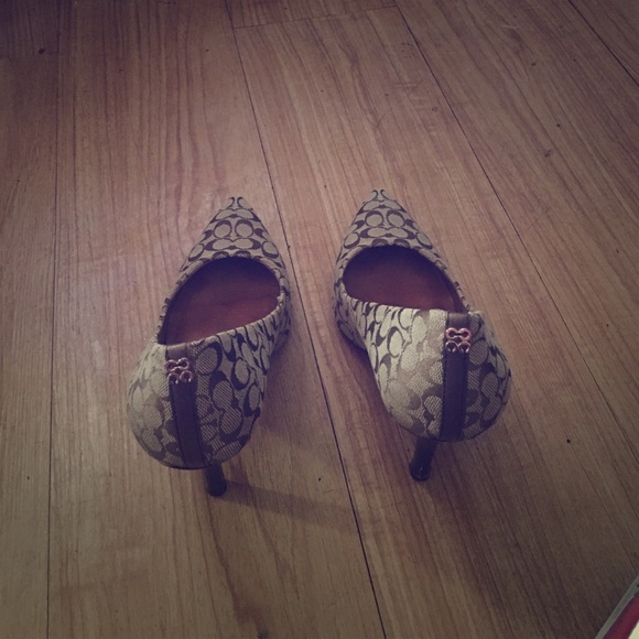 Coach pumps