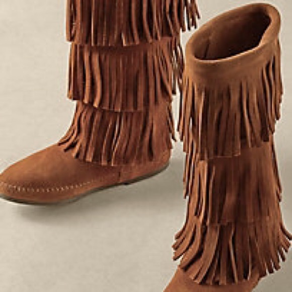 Minnetonka tan fringe boots! Size 9