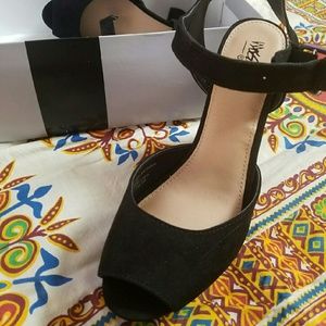 Black platform thick heel. Brand new!!!