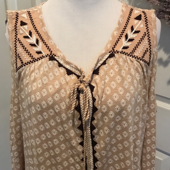Tan cold shoulder top with tribal detail, size XL - Picture 2 of 4
