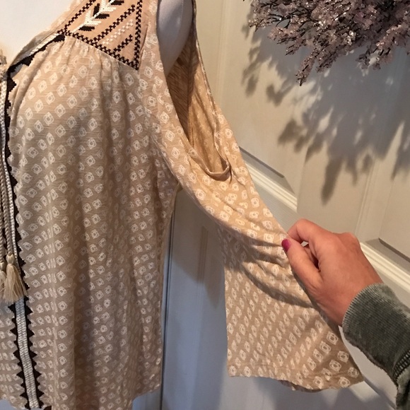 Tan cold shoulder top with tribal detail, size XL - Picture 3 of 4