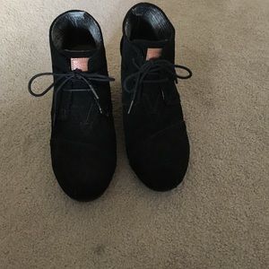 Black suede Tom's Wedges