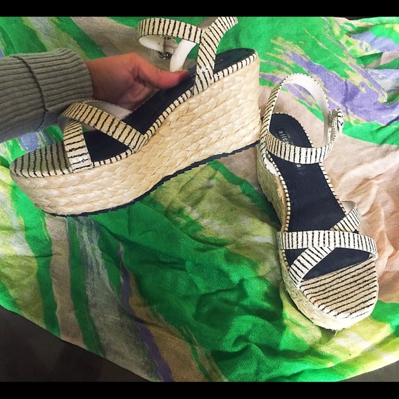 Alice and Olivia platform sandals - Picture 2 of 4