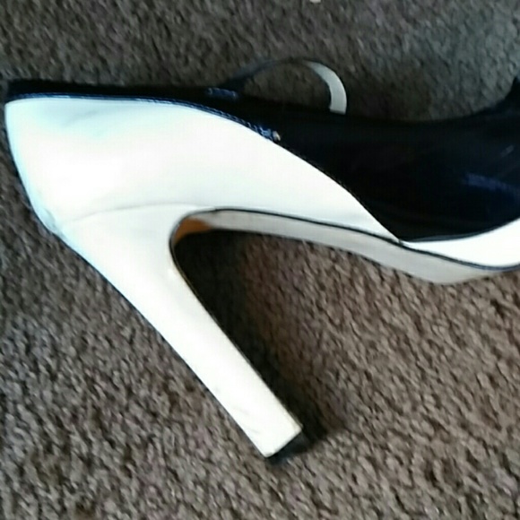 Navy and Cream ladies heels - Picture 3 of 4