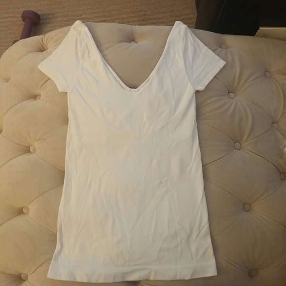 Bebe white double V neck tee M/L
