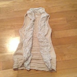 Knitted vest with lace trim