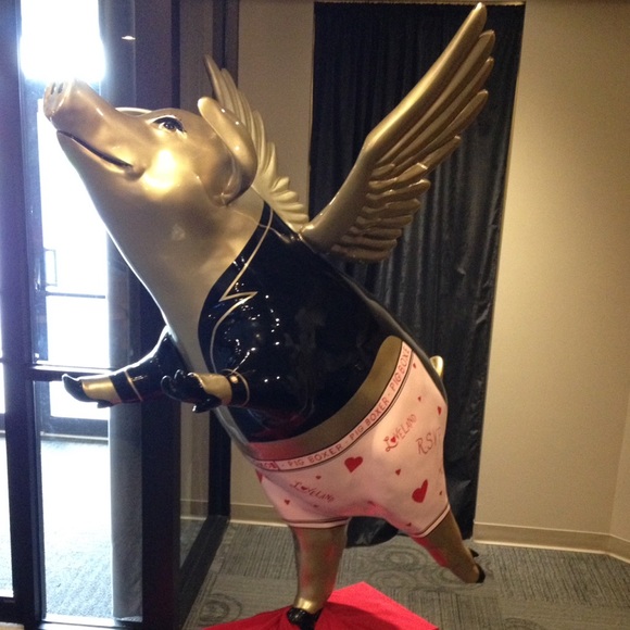 Poshmark Pig! - Picture 1 of 2
