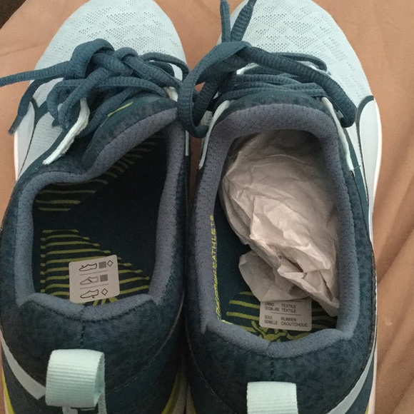 Women  pumas size 10 they are new never been worn