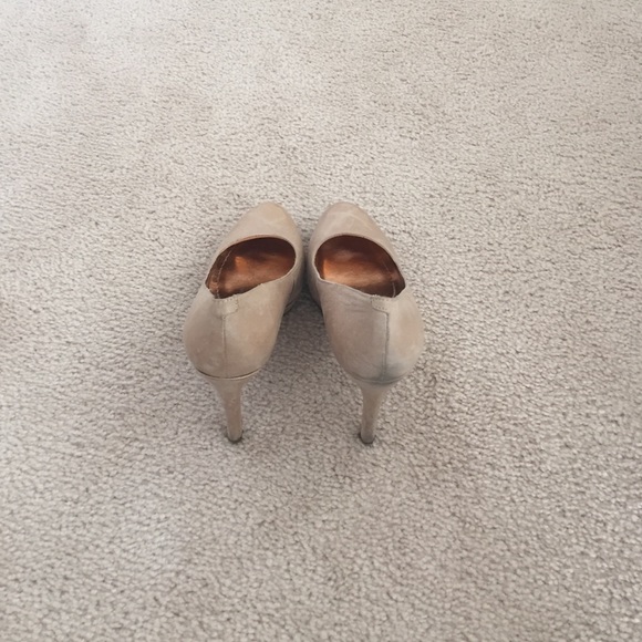 bcbg nude pumps