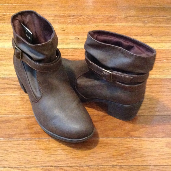 American Eagle brown women's size 7 boots