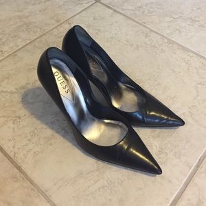 Guess pumps