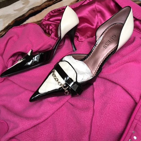 HP 1/20🍍🎉 Guess Vintage Low Heel Pumps