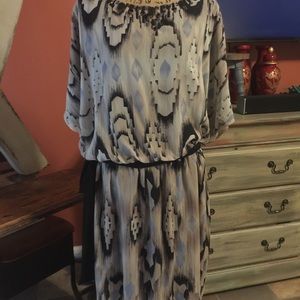 Peek a boo shoulder dress short sleeve