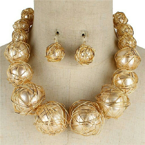 Elegant Water Pearls Necklace and Earring Set