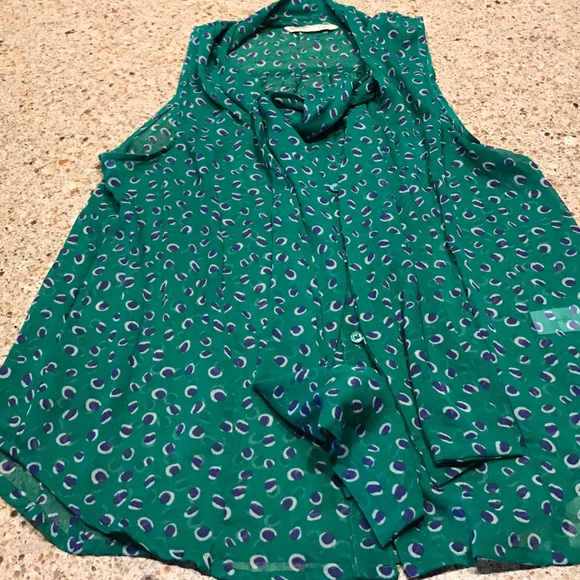 Old Navy sleeveless tie neck button up blouse