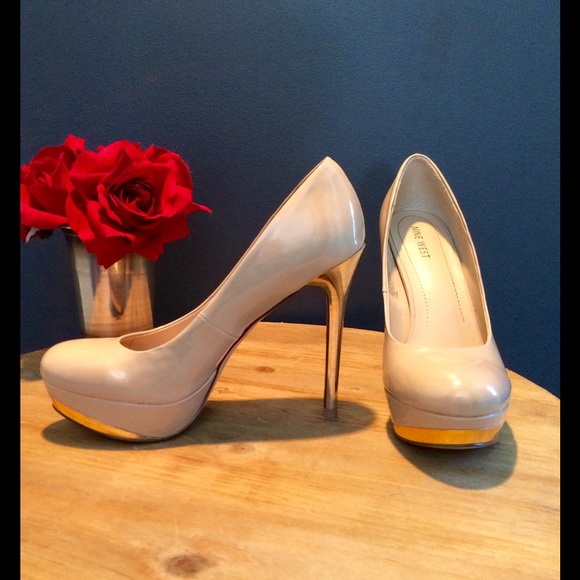 Nine West nude patent leather platform pump Sz 7.5