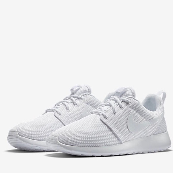 Nike roshe runs white sneakers 👟