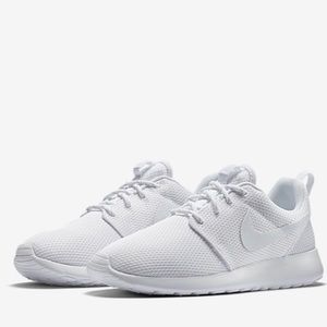 Nike roshe runs white sneakers 👟