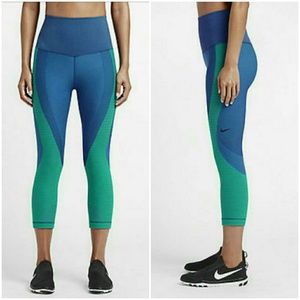 nike zoned sculpt capri