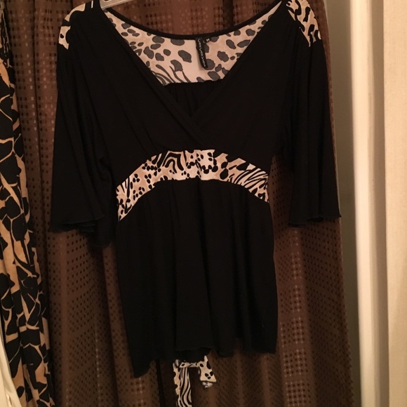 Cute knit top. Black with animal print - Picture 1 of 3