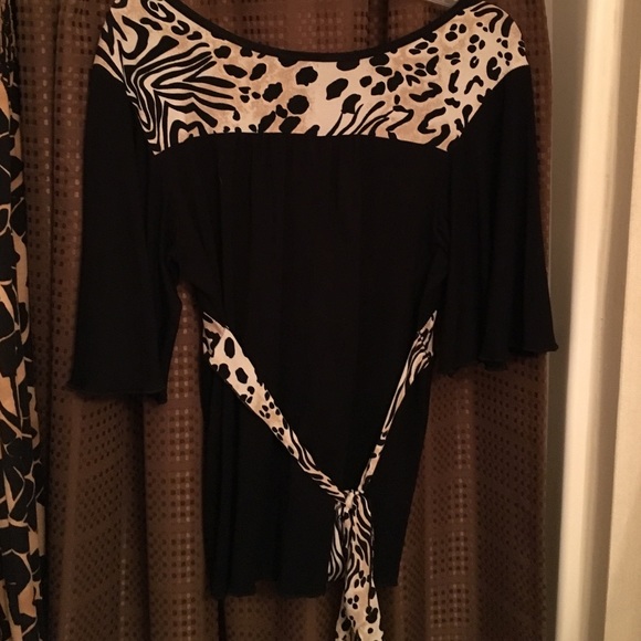 Cute knit top. Black with animal print - Picture 2 of 3