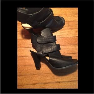 Peep-toe ankle booties !