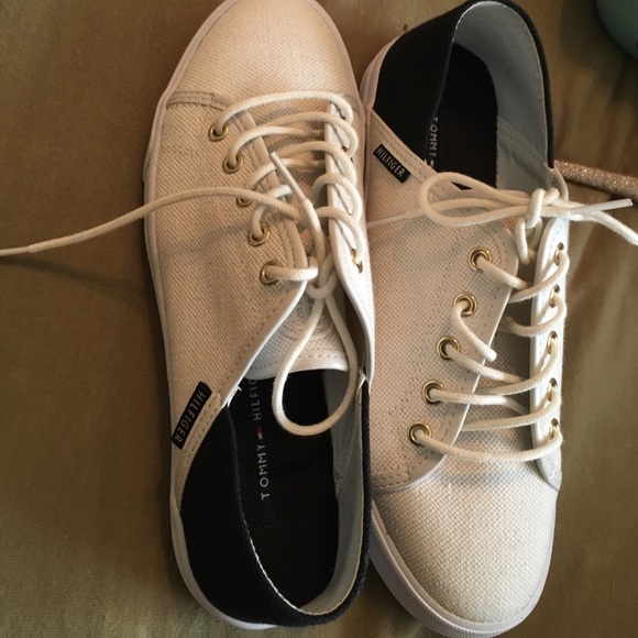 adorable Tommy Hilfigure sneakers ( brand new)