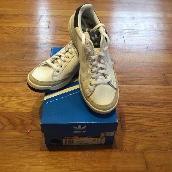 Ladies Adidas Tennis Shoe