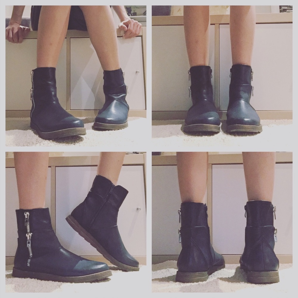 New In Box Navy Beth Zip Up Booties - Picture 4 of 4