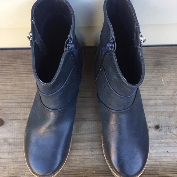 New In Box Navy Beth Zip Up Booties - Picture 2 of 4