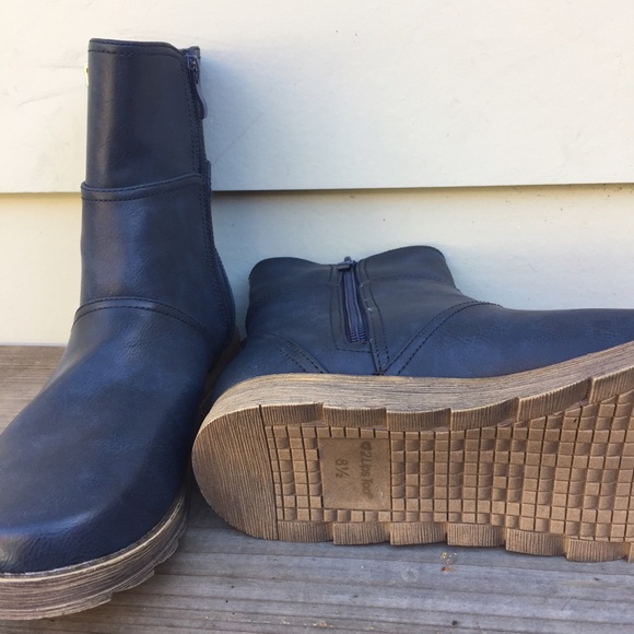 New In Box Navy Beth Zip Up Booties - Picture 3 of 4