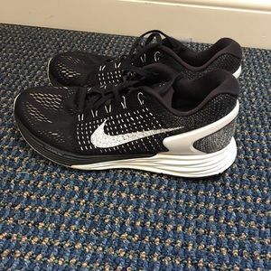 Black nike gym shoes