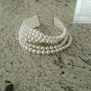 New faux pearl choker