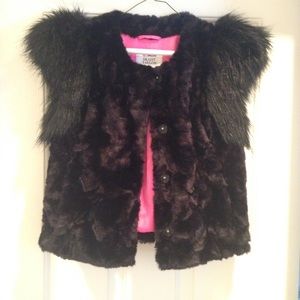 ❄️SALE Neiman/Tgt faux fur black top. Pink lined