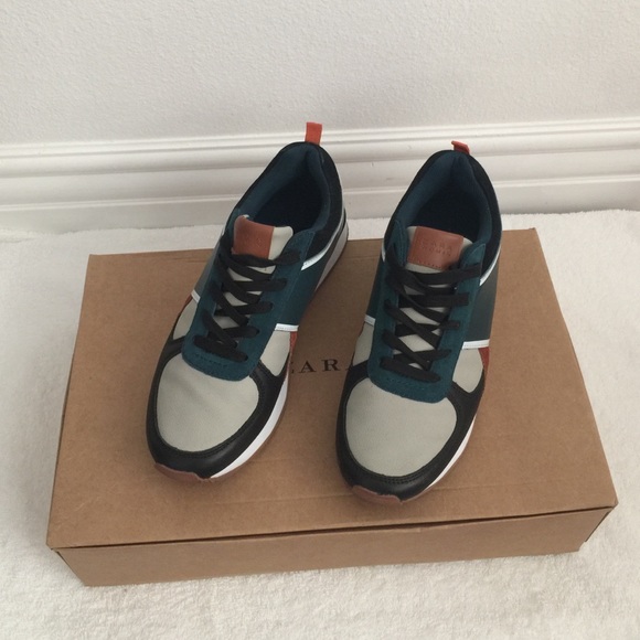 Multi color tennis shoe