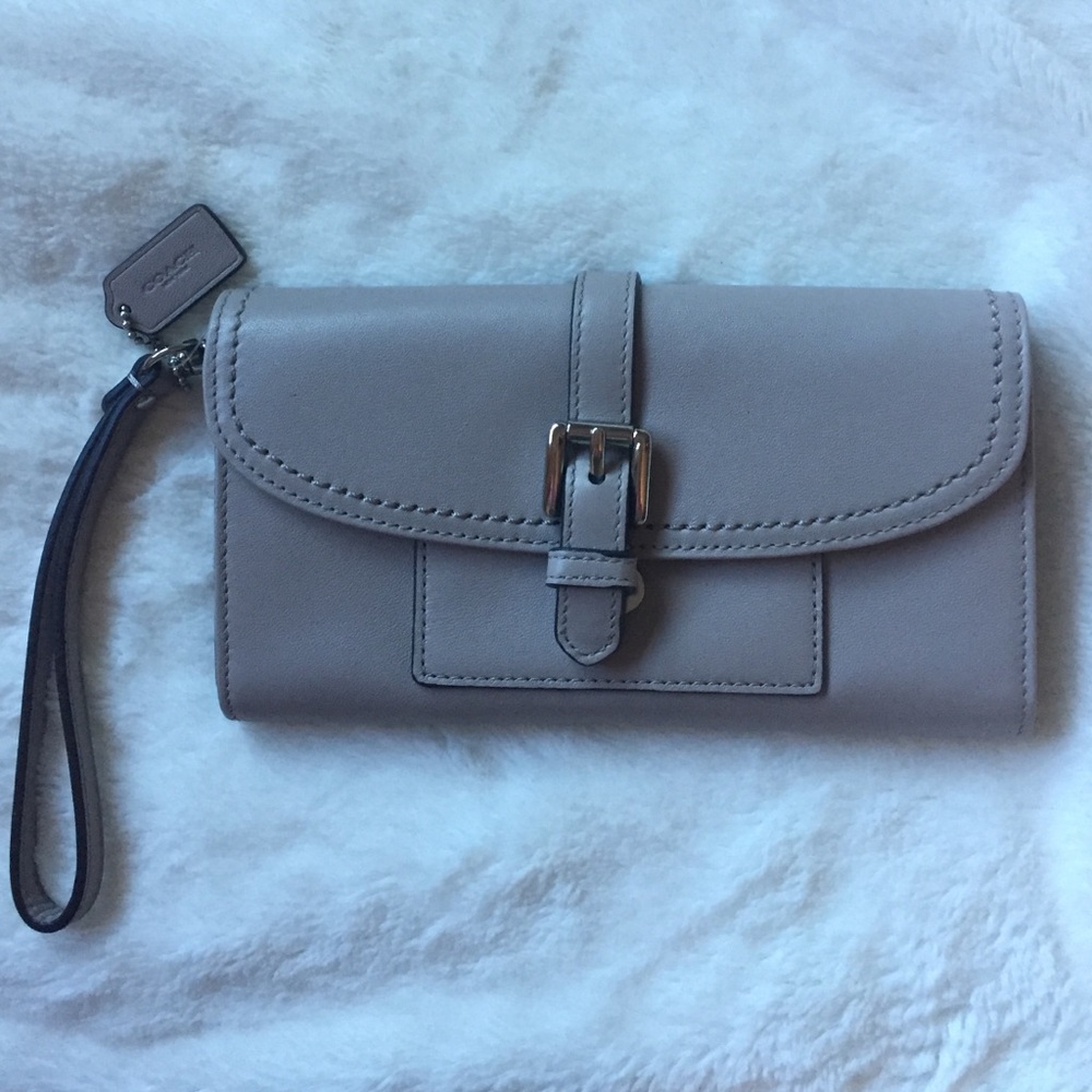 Price ⬇️ ONLY TODAY Coach Wristlet Wallet