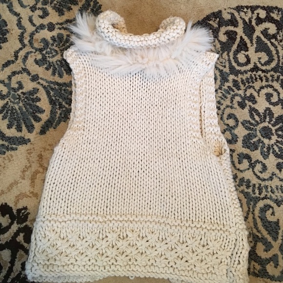 Cable knit vest with fur collar - Picture 3 of 3