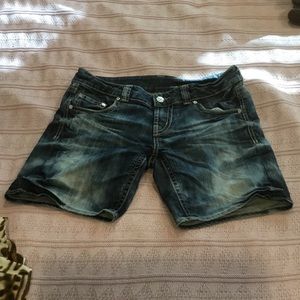 Distressed Jean shorts❣