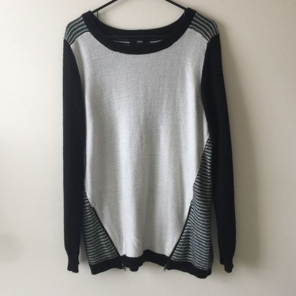Oversized sweater with zipper detailing