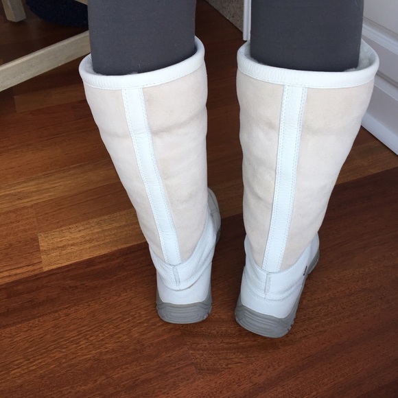 [SOLD) UGG tall Adirondack snow boots - Picture 4 of 4