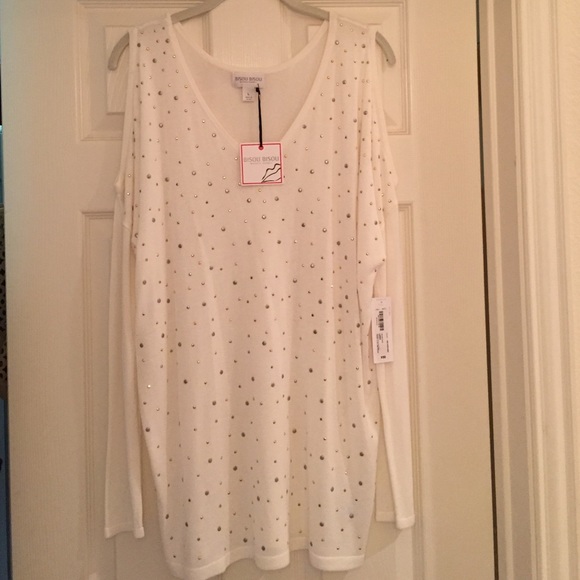 Bisou Bisou cold shoulder sweater