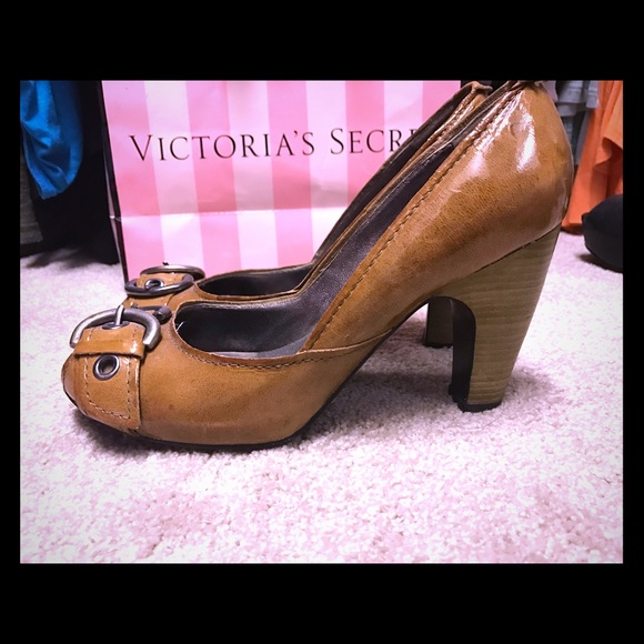 Gorgeous shoes from Nordstrom! Tan with buckle